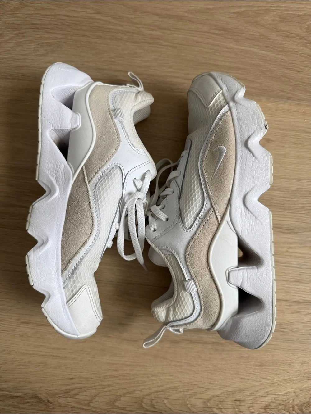 Nike RYZ in tan/white colorway